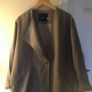  - Marimeeko damkavaj strl S. Tvättad , struken  Nypris 2800:- bra skick trots begagnad. Hämtas och betalas i Borlänge