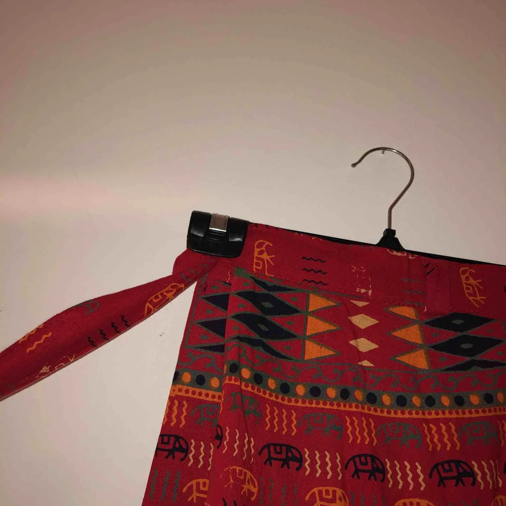 Unik omlåtkjol som passar nästan alla   Köpt och gjort i Indien, tyget är handtryckt   Eventuell frakt tillkommer💞. Kjolar.