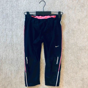  - Som nya✨korta sporttights/cykelbyxor med många detaljer. Dragkedja i svanken för mobilen