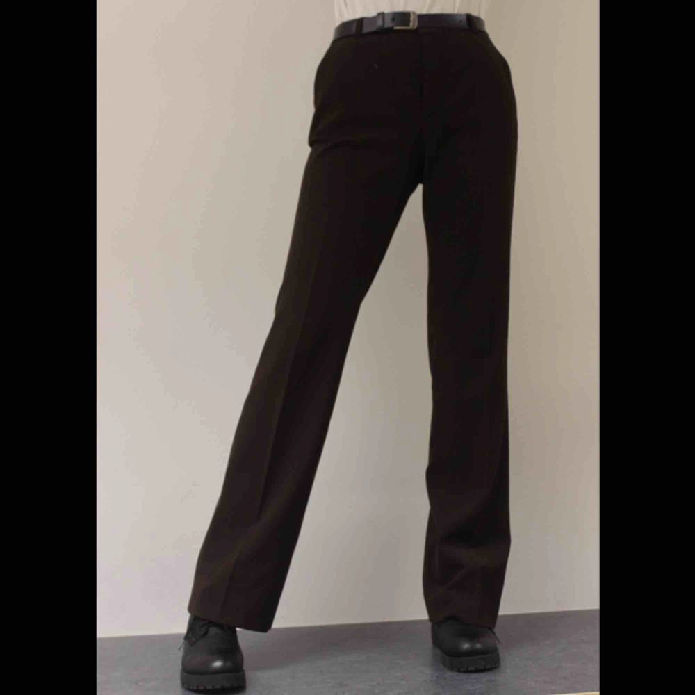 Ett par kostymbyxor i en snygg kastanjebrun färg med något utsvängda ben. En smalare passform med längre ben, Modellen på bilden är 1.76 cm lång🥰. Jeans & Byxor.