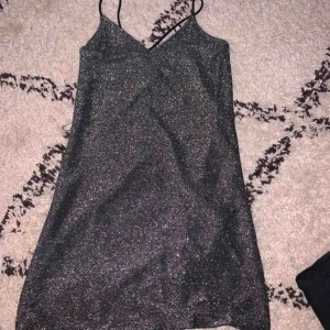  - Aldrig använd, glittrig klänning