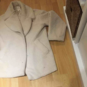  - Aldrig använd . Gosig o varm vinterkappa i färgen beage / vit