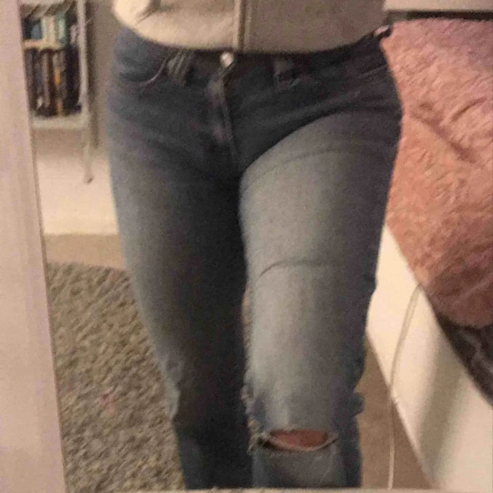 Ett par Levis jeans som är typ oanvända på grund utav att de är för små för mig, storlek 36. Jeans blå med ett hål på högra knäet.. Jeans & Byxor.