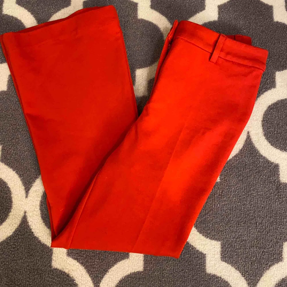 Snygga röda kostymbyxor, aldrig använda . Jeans & Byxor.