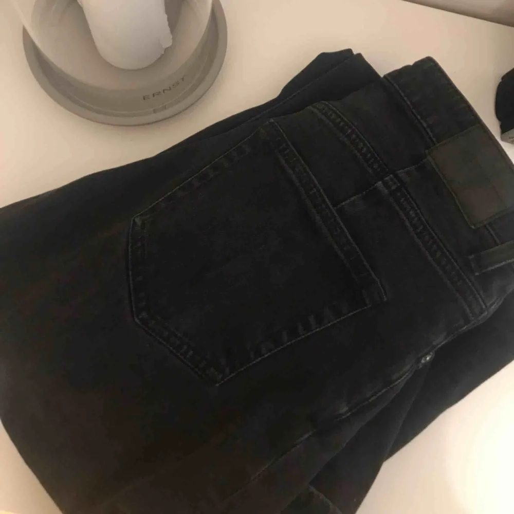 Svarta byxor i modellen ACE från Weekday 💫köpta i mars 💫 säljes pga förstora i midjan och aningen för långa för mig 💫. Jeans & Byxor.