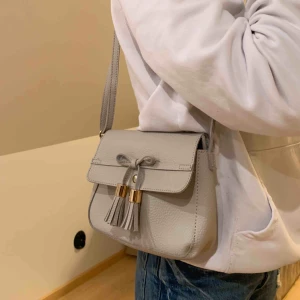  - En jätte fin väska köpt på en marknad i Grekland för 20€ och har därför inte en direkt märke. Spennet kan justeras och man kan ha den på axeln (se bild) men också som en crossbag