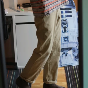  - Beiga dickies 874 chinos. Några små fläckar och slitningar som man kan se på bilderna. Annars är de väldigt fina. Möts upp i Göteborg och vid frakt står köparen för frakten. Pris kan diskuteras