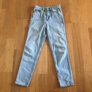  - Jeansen är riktigt fina! Jag säljer de för att jag inte kan ha dem.