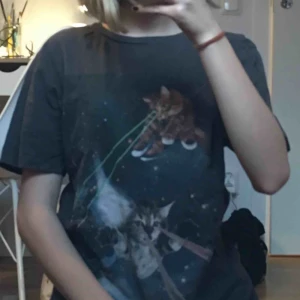  - Cool T-shirt med motiv. Använd men i gott skick, frakt tillkommer.💜