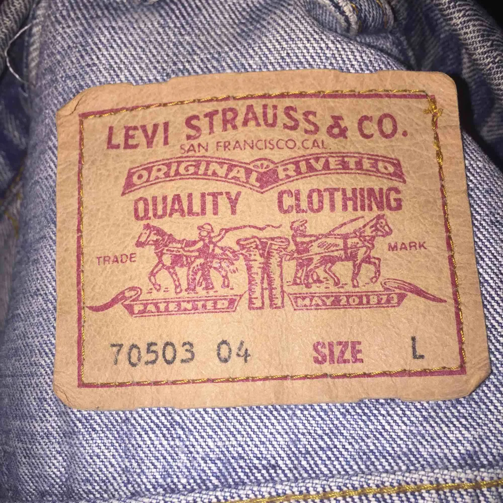 En sjukt nice jeansjacka från Levi’s i storlek L och passar som en oversized på mig! Färgen är väldigt klassisk ”jeansfärg” 😍. Jackor.