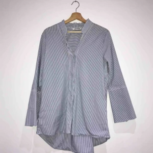  - Snygg stilren skjorta från Carin Wester, det står att den är i storlek 42 men skulle säga att den motsvarar en M, och S ifall man vill att den ska va oversized