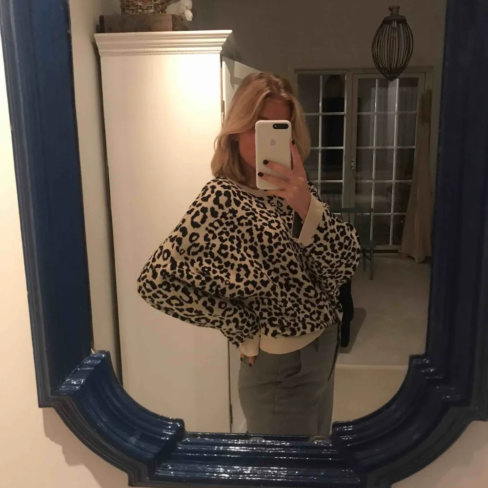 Oversized leopard mönstrad tröja, från Gina Tricot, köpt för 399kr använd ca 3 gånger. . Hoodies.
