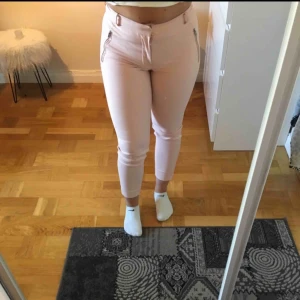  - Ljusrosa kostymbyxor från Cubus, knappt använda. Inga riktiga fickor varken fram eller bak. Kan mötas i Flen/Eskilstuna eller frakta (köparen står för frakten)✨