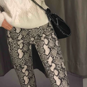  - Ormmönstrade byxor från H&M