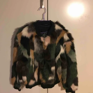  - Väldigt snygg och udda (fake) pälsjacka. Både cool och varm!