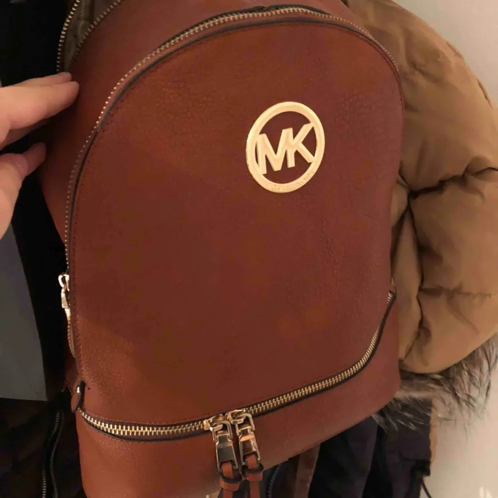 Ryggsäck som är väldigt rymlig! Kopia av MK! Köparen står för frakten!. Väskor.