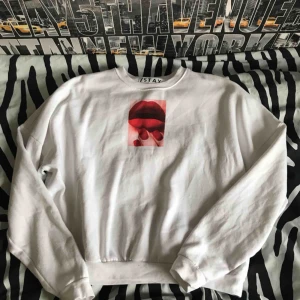  - Supersnygg oversize tjocktröja från carlings✌🏼🤩  1 pytteliten fläck men det syns verkligen inte (se bild 3)