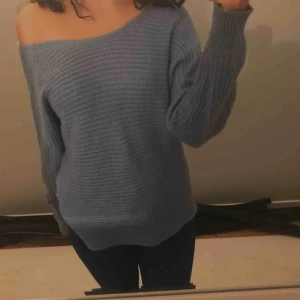  - Fin ljusblå stickad tröja, bara använd ett fåtal gånger. 