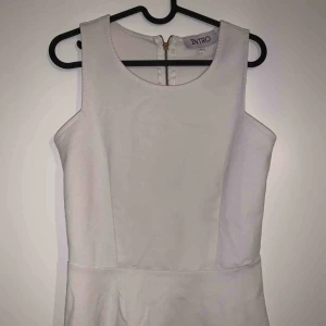  - Vit linne med en dragkedja där bak  Stl S, ej använd  