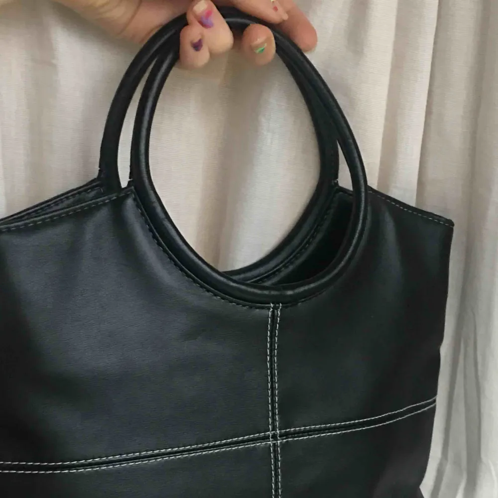 En jätte söt väska som är perfekt för att göra en outfit ännu snyggare 😩😍 köparen står för frakt! 💗💗 skriv för fler bilder eller frågor. Väskor.