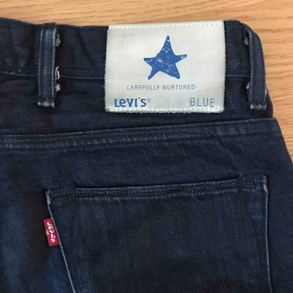 LEVI’S jeans blå. Uppvikta nedtill. . Jeans & Byxor.