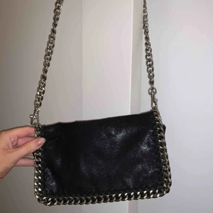  - Snygg och cool väska från veraldo.dk, väl använd men i ett fint skick. Köpt för runt 500kr. Köparen står för frakt på 60kr 💖💖