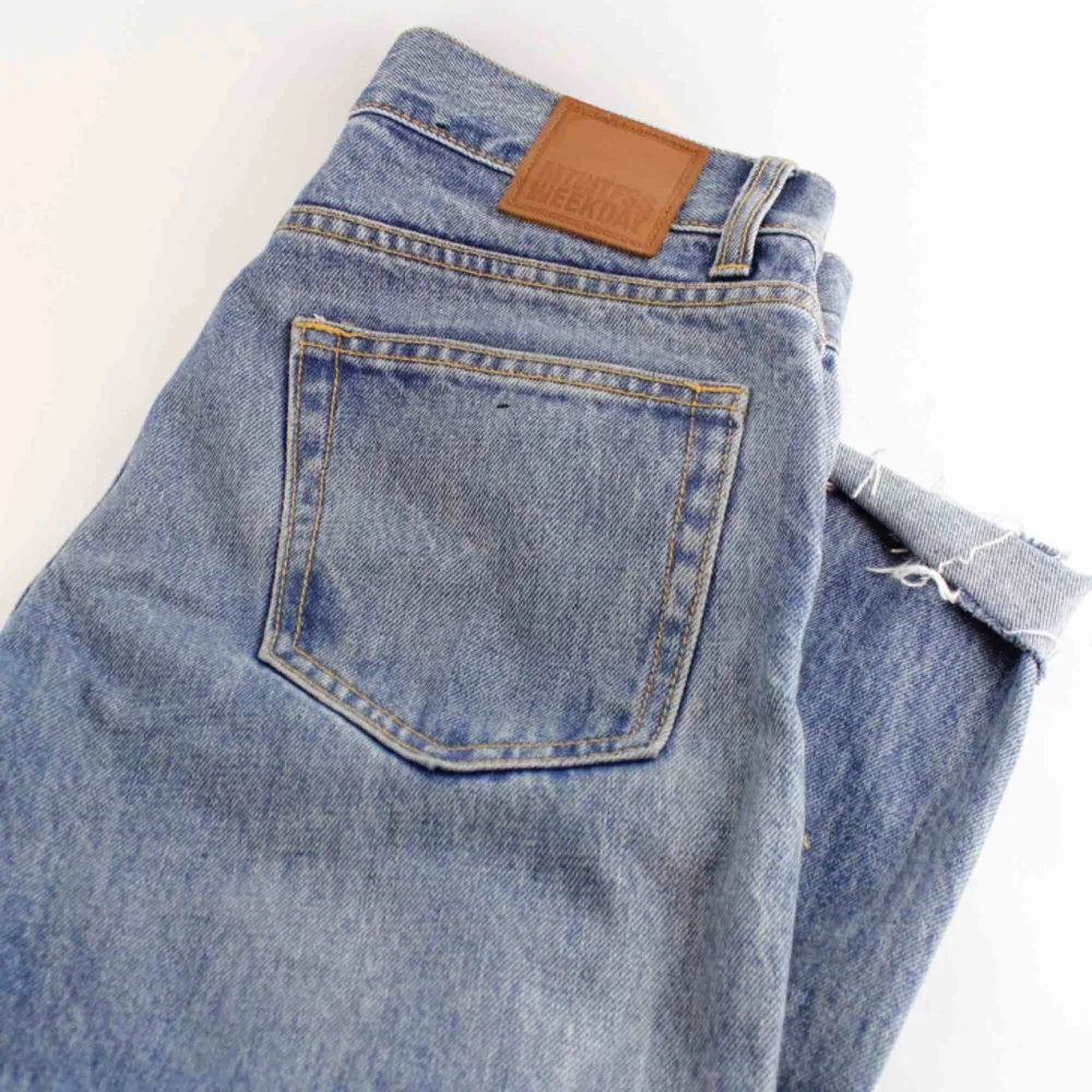 Blåa jeans från weekday avklippta. Storlek 28/30. Modell Wednesday blue lane. Finns I Åre men kan även skickas mot fraktkostnad. . Jeans & Byxor.