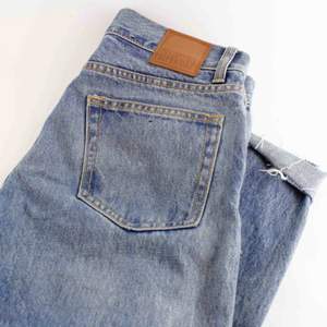 Blåa jeans från weekday avklippta. Storlek 28/30. Modell Wednesday blue lane. Finns I Åre men kan även skickas mot fraktkostnad. 