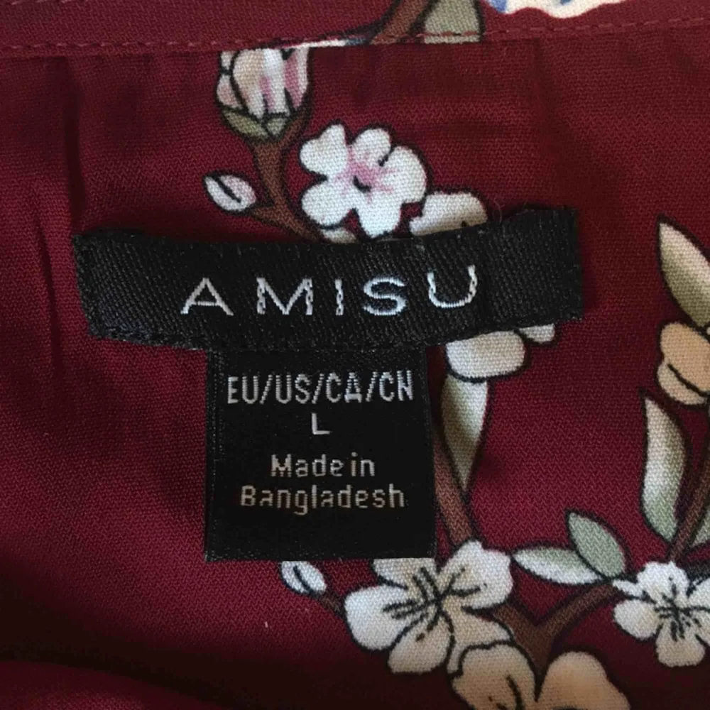 Röd och blommig tröja från Amisu. Frakt tillkommer på 36kr❣️. Toppar.