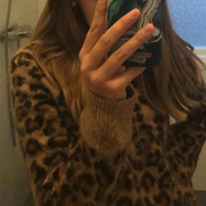  - så fin leopard tröja från hm!! storlek s men passar även xs. nyskick , köparen betalar frakt