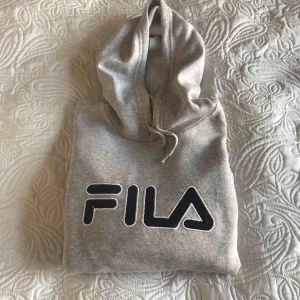  - Oversized, grå hoodie från Fila. Sitter rätt oversized på mig som vanligtvis är storlek S. Supermysig!💓 HÖGSTA BUD 170kr!!