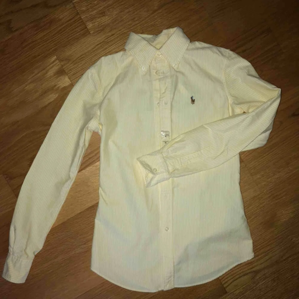 Gul-vitrandig Ralph Lauren skjorta, aldrig använd med prislappen kvar! Därav nyskick. Frakt tillkommer! . Skjortor.
