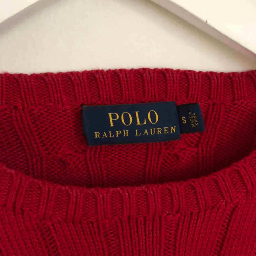 Kabelstickad tröja ifrån Ralph Lauren, nyskick eftersom att den nästan aldrig är använd. Frakt tillkommer! . Tröjor & Koftor.