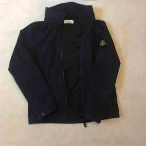  - Stone Island Junior jacka, navy. Cond: 9/10, knappt använd. Storlek: 156, men passar större.  Skriv gärna vid fler frågor och för bilder!