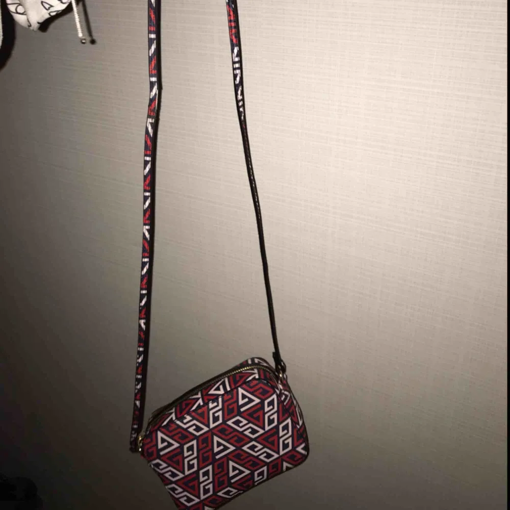 Väska med snyggt mönster!!!✌🏼✌🏼✌🏼   Liten slitning på bandet (se bild 3) . Väskor.