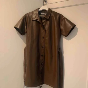  - PU klänning från NA-KD. Storlek S.