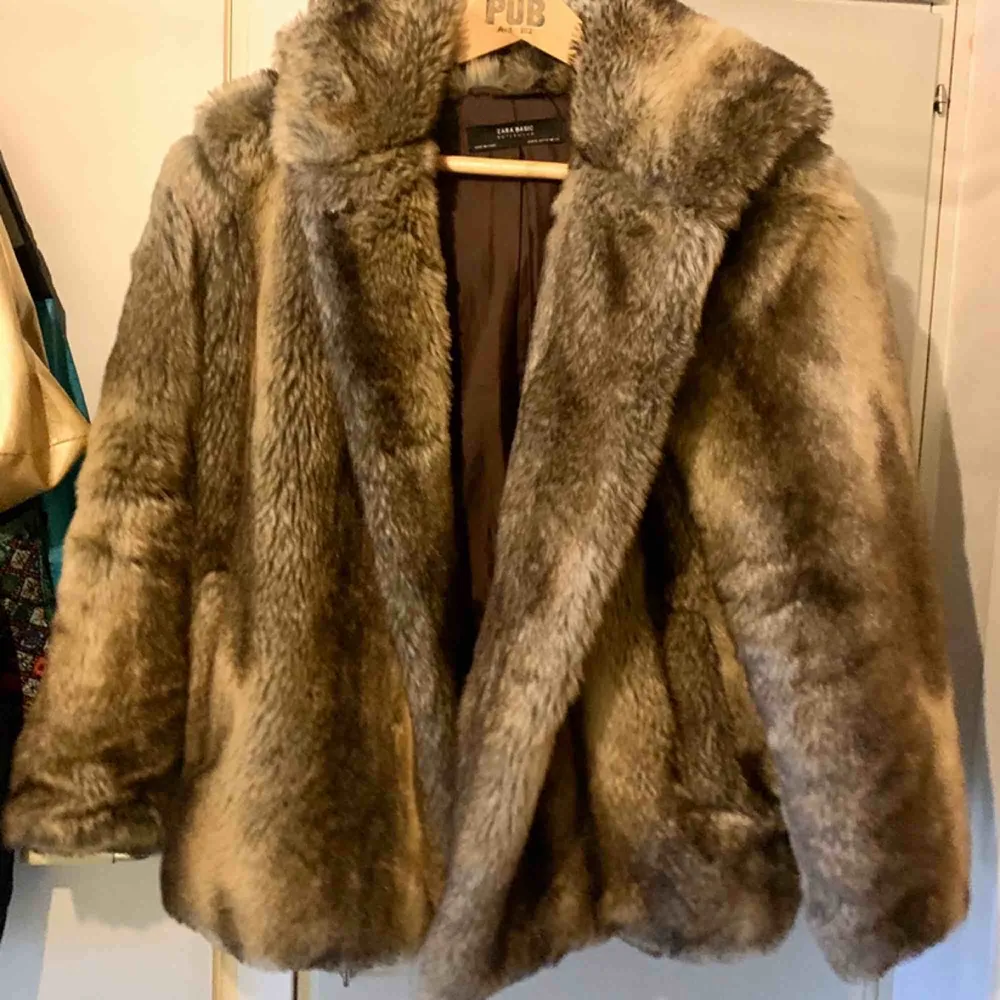 Fake-päls jacka från Zara, i mycket fint sick, inte använt den så mycket. Varm och skön till vintern! . Jackor.