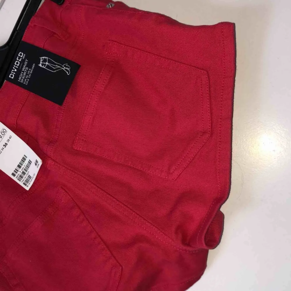 Röda stretchiga shorts från HM, aldrig använda, prislappen finns kvar. . Shorts.