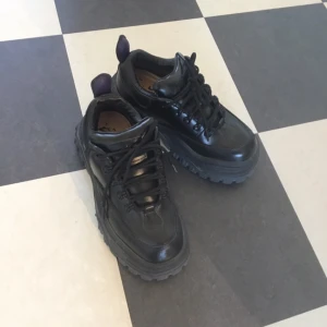  - Nästan helt oanvända Eytys Angels! Storlek 39. Bor i Stockholm och kan mötas lite vart som det passar. Om du vill få dom skickade, står du för frakt :)  