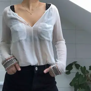 En skitsnygg skjorta från Zara med coola pärl-detaljer vid ärmarna. Passar perfekt med ett par jeans till!