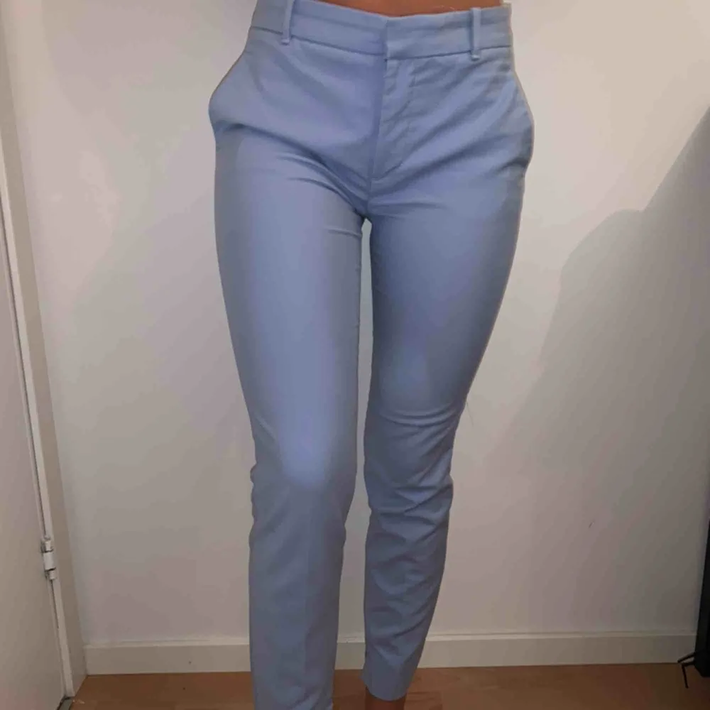 Ljusblå kostymbyxor i fint skick, true to size . Jeans & Byxor.