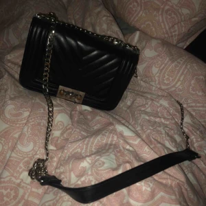  - Man får plats mycket i, kedjeväska 