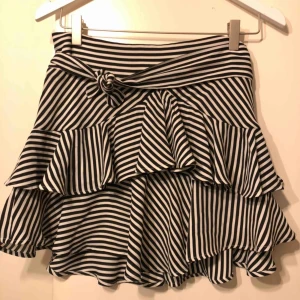  - Kjolen är köpt i New York, var en stor favorit men är för liten! Storleken passar från xs-s-m, den är i väldigt fint skick. Dragkedja baktill! Man kan knyta på olika sätt! 