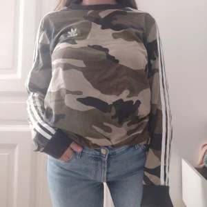  - Tröja från ADIDAS, i princip ny! Väldigt cool & snygg !! 