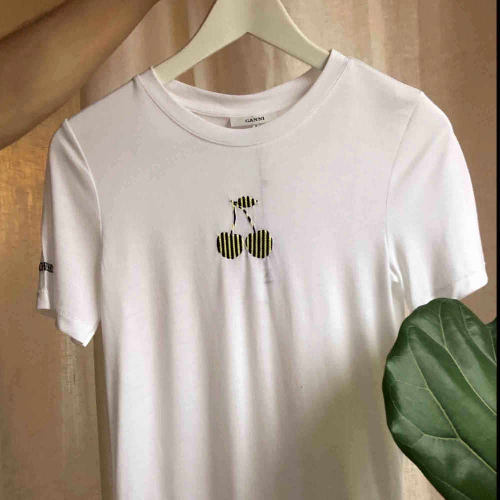 oanvänd tshirt från Ganni 🍒  cherry broderat på armen och ett broderat körsbär på bröstet :—) skickas för 63 kr eller hämtas på södermalm. T-shirts.