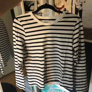  - Randig långärmad T-shirt från weekday i väldigt fint skick.  Kan mötas upp i Stockholm eller frakta men du står isf för frakten!🙌🏼