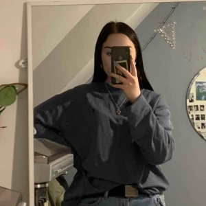  - en tröja från Urban outfitters som jag köpte för något år sedan men inte använt. Den har inga fläckar. Frakten står du för själv :)