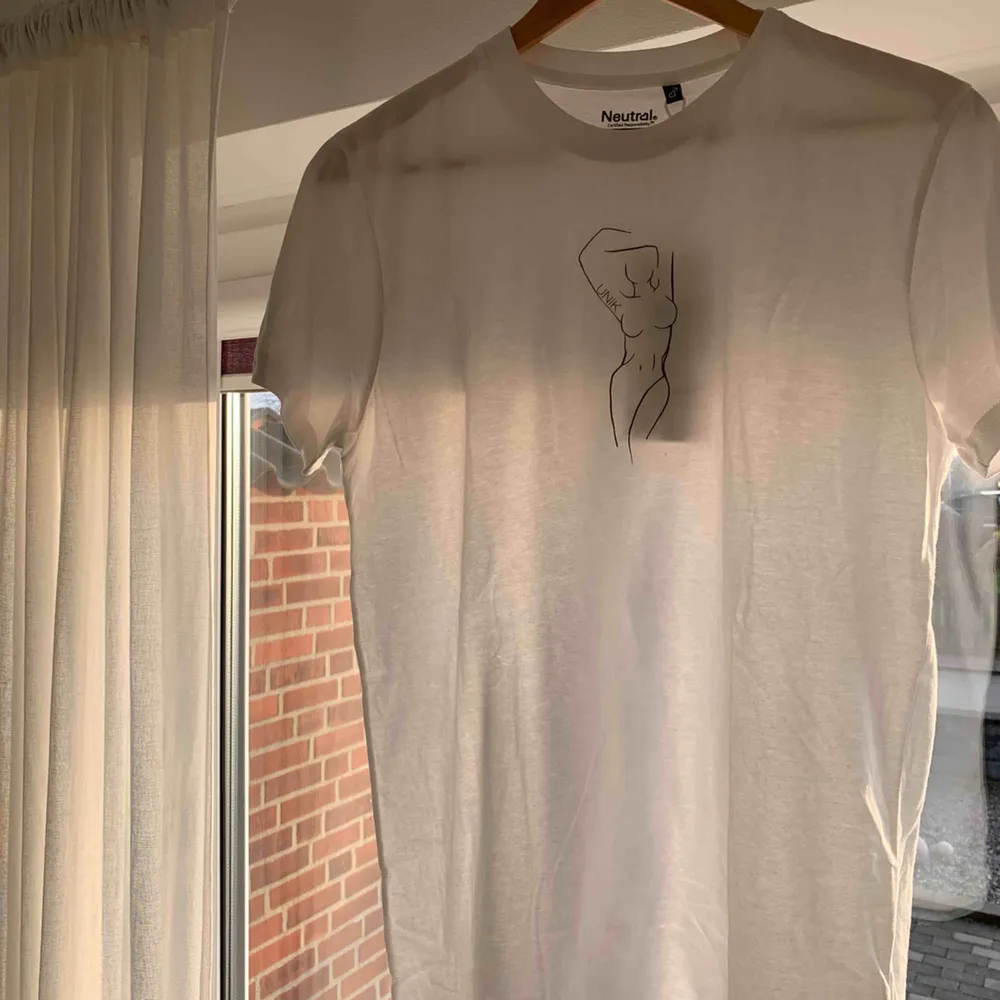 Helt ny t-shirt ur vår kollektion ÄKTA.    Vi är ett UF företag från polhemskolan. Vår vision är att kunna erbjuda kunderna enkla tröjor med tryck. Vi erbjuder även kunderna att själva få va med av tillverkningsprocessen. . T-shirts.