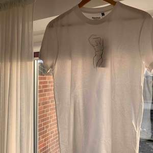 Helt ny t-shirt ur vår kollektion ÄKTA.    Vi är ett UF företag från polhemskolan. Vår vision är att kunna erbjuda kunderna enkla tröjor med tryck. Vi erbjuder även kunderna att själva få va med av tillverkningsprocessen. 