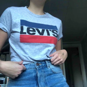  - Levi’s tröja! Är strl S men är liten i storleken 🌸